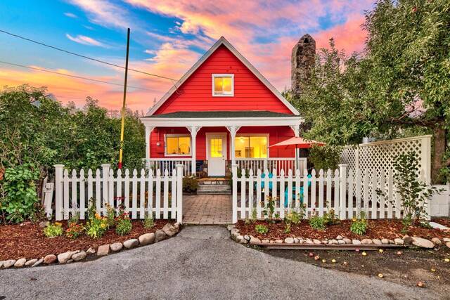 home for sale in truckee with picket fence